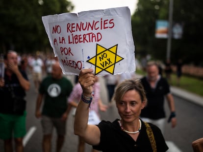 Una mujer, en una manifestación contra la vacunación contra la covid de menores, en Madrid el 14 de agosto de 2021.