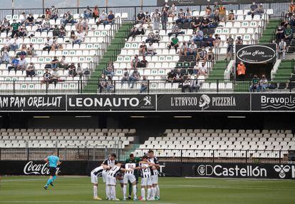 Vista de los jugadores y el público en el Estadio  Castalia, durante el Castellón-`Ponferradina de este sábado. EFE/ Domenech Castelló