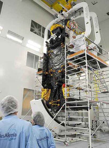 El nuevo satélite <i>W2A</i> en la fábrica de Thales Alenia Space, en Cannes