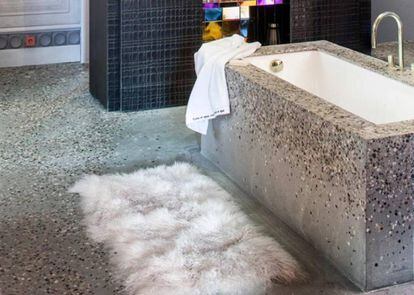 Detalle del espacio de Pepe Leal para Laufen en Casa Decor 2019, donde el terrazo conquitsa la bañera como si se hubiera celebrado una guerra de confeti.