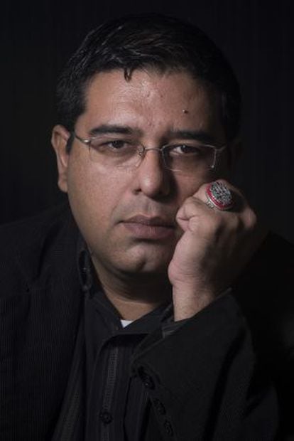 El escritor mexicano Augusto Cruz, con una réplica del anillo de Drácula.