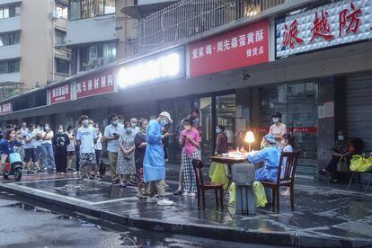 Cola para test de covid en la ciudad de Chengdu, en China, este viernes.