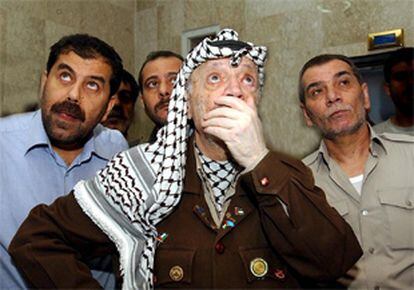 Arafat contempla los daños en sus oficinas en Ramala, en una foto cedida ayer por la Autoridad Palestina.