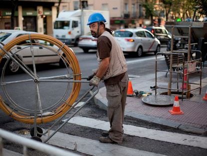 Un operario trabaja en el despliegue de fibra &oacute;ptica en una calle de Madrid.