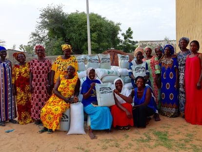 Algunas de las mujeres de la asociación Diam Bougoum de Faoye, Senegal, posan junto a los sacos de sal que acaban de empaquetar. Ellas han encontrado en las salinas que rodean su pueblo un medio para generar ingresos.