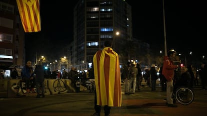 Decenas de personas cortan cada noche la avenida de Meridiana.