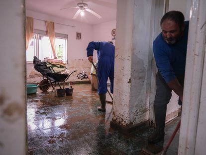 Familiares cercanos a Justo y Antonio Sachez Abad limpian la casa de la que ambos hermanos tuvieron que ser desalojados.