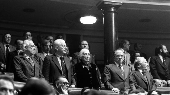 Alberti, López Raimundo, Dolores Ibárruri, Carrillo e Ignacio Galego, de pie, en sus escaños del Congreso en 1977, la primera legislatura tras la muerte de Franco