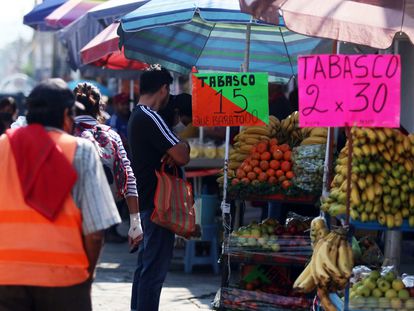 Un puesto callejero de frutas en el municipio de Jojutla, en el Estado de Morelos.