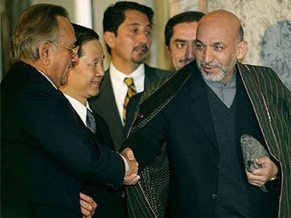 El presidente afgano, Hamid Karzai, estrecha la mano al ministro de Exteriores de Pakistán, Mian Khurseed.