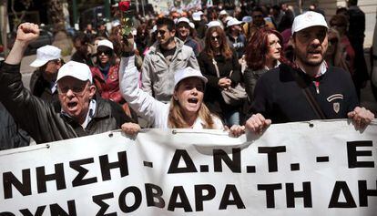 Protesta de trabajadores sanitarios ayer en Atenas