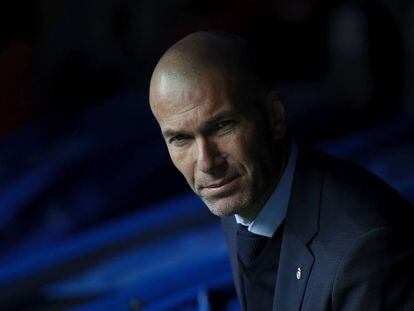Zidane, en el banquillo del Bernabéu este sábado en el partido contra el Sevilla.