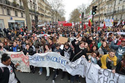 Alumnos de la escuela secundaria y estudiantes universitarios marchan durante una manifestación contra la reforma de la legislación laboral planificadas por el gobierno en París. En la bandera se lee "Angry Juventud"( Juventud enfadada).