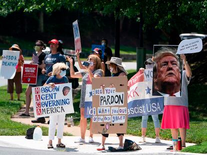 Manifestantes contrarios a la decisión del presidente Donald Trump de indultar a Roger Stone, en los exteriores del campo de golf en Sterling, Virginia.
