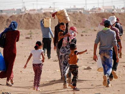 Un grupo de refugiados sirios vuelve al campamento de forma irregular después de haber trabajado recogiendo tomates por 10 euros diarios.