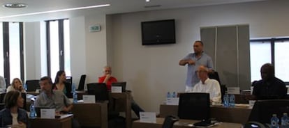 Juan Humberto Young, de pie, en una clase del máster.