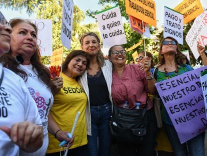 La ministra de Trabajo, Yolanda Díaz, junto a empleadas domésticas en una concentración feminista, el 9 de junio en Madrid.