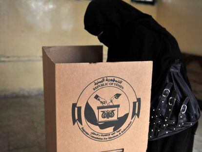 Una mujer yemen&iacute; vota en las elecciones presidenciales. 