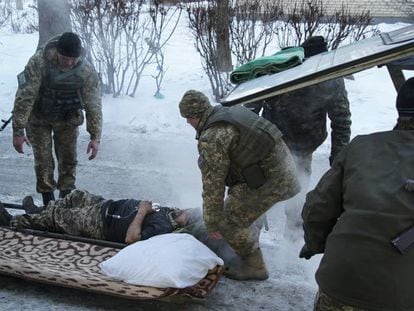 Un soldado progubernamental es evacuado, este martes, en la ciudad de Avdeevka.