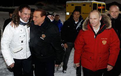 Medvédev, Berlusconi y Putin en la estación de esquí de Krasnaïa Polianae