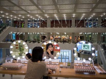Una mujer se prueba una base de maquillaje en el edificio de Amore Pacific, en Seúl.