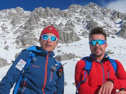 Fernando Alonso y Jes&uacute;s Calleja durante su ascenso a la sierra de Pe&ntilde;a Rubia. 