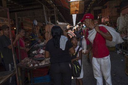 Las altas temperaturas y la falta refrigeración obligan a los comerciantes del mercado de Las Pulgas a vender carne en mal estado.