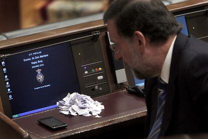 El líder del PP, Mariano Rajoy, frente a sus notas para el debate, que él mismo rompió.