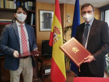 Juan Duarte y José Ángel Martínez Sanchiz (derecha), durante la firma del convenio.