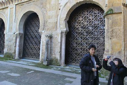 Turistas ante las celosías de Rafael de La-Hoz en la Mezquita de Córdoba.