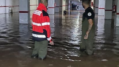 Los bomberos de Castellón en un garaje inundado por las lluvias torrenciales caídas esta madrugada en Oropesa (Castellón).