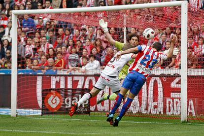 Barral cabecea un balón ante el meta Ricardo.