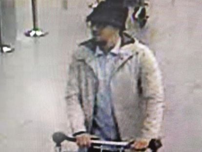 Imagen del conocido como terrorista del sombrero captada en el aeropuerto.