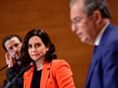 La presidenta de la Comunidad de Madrid, Isabel Díaz Ayuso, acompañada por el consejero de Educación y portavoz regional, Enrique Ossorio (derecha), y por el consejero de Hacienda y Función Pública, Javier Fernández-Lasquetty, en la rueda de prensa posterior a la reunión del Consejo de Gobierno.