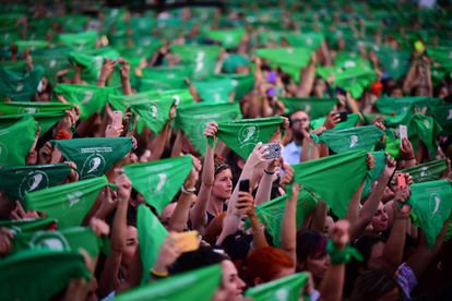 Cientos de mujeres levantan sus pañuelos verdes durante una movilización a favor del aborto, en Argentina en 2020.