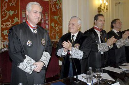 Carlos Dívar, en el centro, aplaude al presidente del Tribunal Superior de Castilla y León, condecorado ayer.