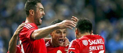 Lima es felicitado por Samaris y Salvio tras marcar el primer gol al Porto.
