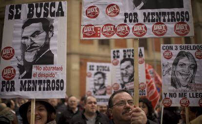 Un gran número de pancartas contra el Gobierno de Mariano Rajoy se han mostrado durante la manifestación en Pamplona contra la reforma laboral.