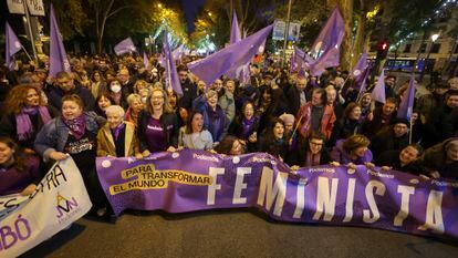 Manifestación contra la violencia machista convocada este 25 de noviembre de 2023 por la Comisión 8M. En ella, tras la pancarta, Irene Montero, Ángela Rodríguez 'Pam' y Victoria Rosell.