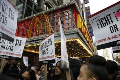 Trabajadores de McDonald's reclaman sueldos más altos frente a un restaurante de la cadena en Nueva York.