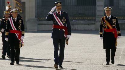 Felipe VI pasa revista a una formación de la Guardia Real en el Palacio Real.