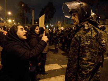 Las protestas están lideradas por estudiantes universitarios de clase media y alta, que acusan al régimen de acabar con sus compañeros y tratar de ocultarlo