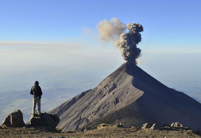 Tres grandes volcanes —el de Agua (3.760 metros), el de Fuego (3.763 metros) y el Acatenango (3.976 metros)— abrazan la ciudad de Antigua, el Lugar Florido que describe el premio Nobel Miguel Ángel Asturias (1899-1974) en sus 'Leyendas de Guatemala'. El de Fuego —que aparece en la fotografía— es uno de los más activos de Centroamérica.