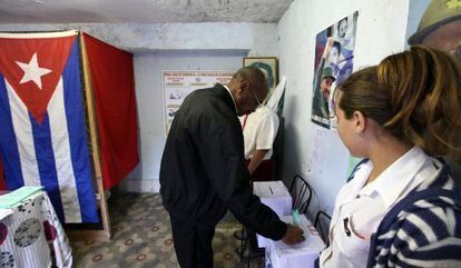Un hombre vota en un colegio de La Habana, durante la jornada electoral del domingo.