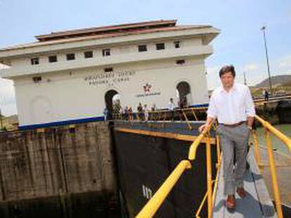 El Presidente de Asturias, Javier Fernández, recorre la esclusa de Miraflores en el Canal de Panamá.