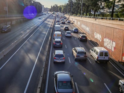 Tráfico en la carretera A6 en la entrada a Madrid, este lunes.