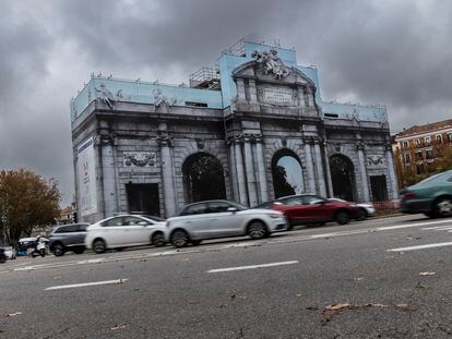 La Puerta de Alcalá, cubierta por una lona serigrafiada con una imagen del monumento.