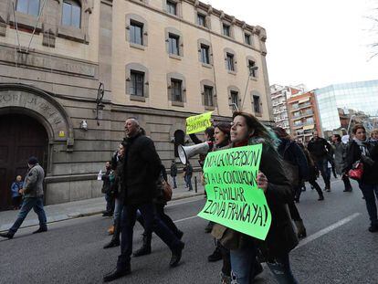 Los sindicatos de prisiones de la Los sindicatos acudieron ayer a la Modelo a protestar en el acto de partido previsto por el consejero de Justicia, Carles Mund&oacute;.