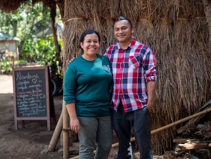Ramón Potosme y Rotsen López, la pareja de periodistas que dejó la ciudad para cultivar la tierra y rescatar la cultura mangue-chorotega en Nicaragua.