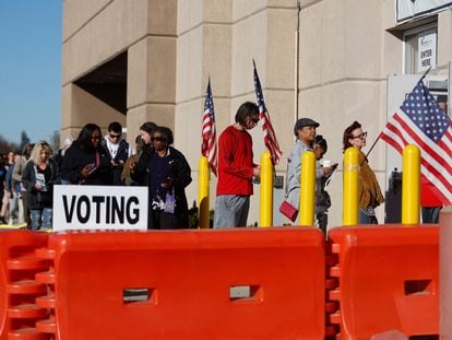 Un grupo de votantes hace cola en un colegio electoral en Columbus, Ohio.